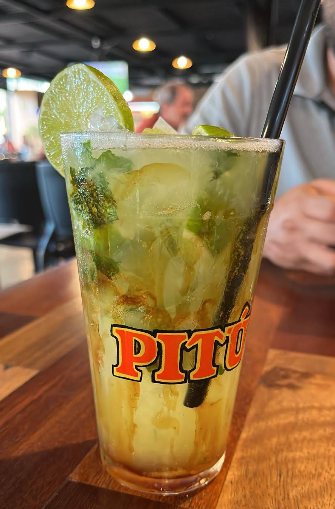Caipirinha de limão bem servida na mesa