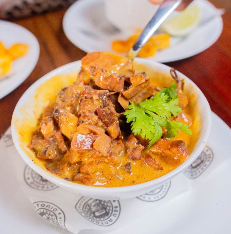 Bowl de caranguejo ao molho servido com coentro