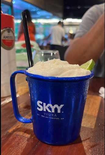 Drink frozen servido na caneca gelada