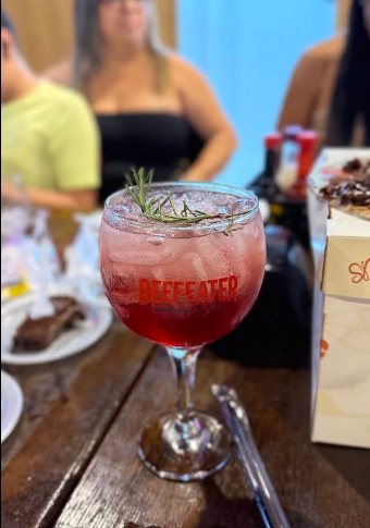 Gin tônica com toque de frutas vermelhas e alecrim