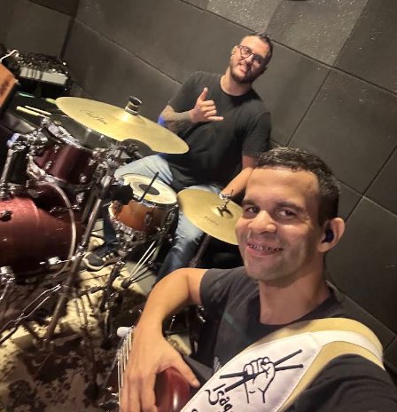 Baterista e percussionista do Seu Antônio durante ensaio
