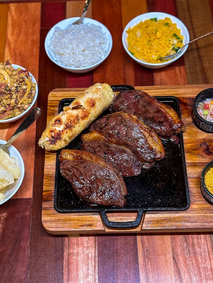 Picanha na chapa com arroz, farofa e acompanhamentos