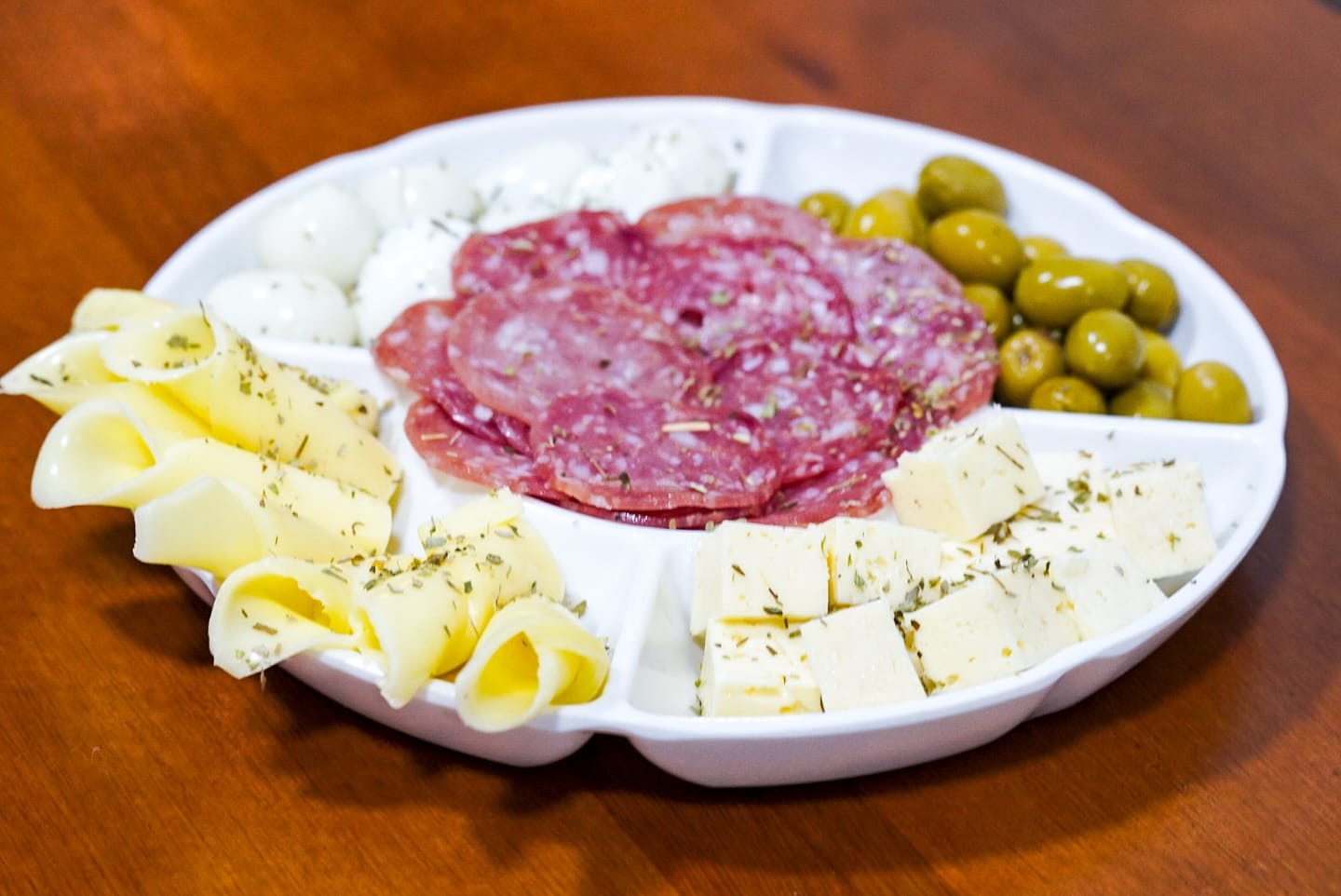 Tábua de frios com queijos, salame e azeitonas